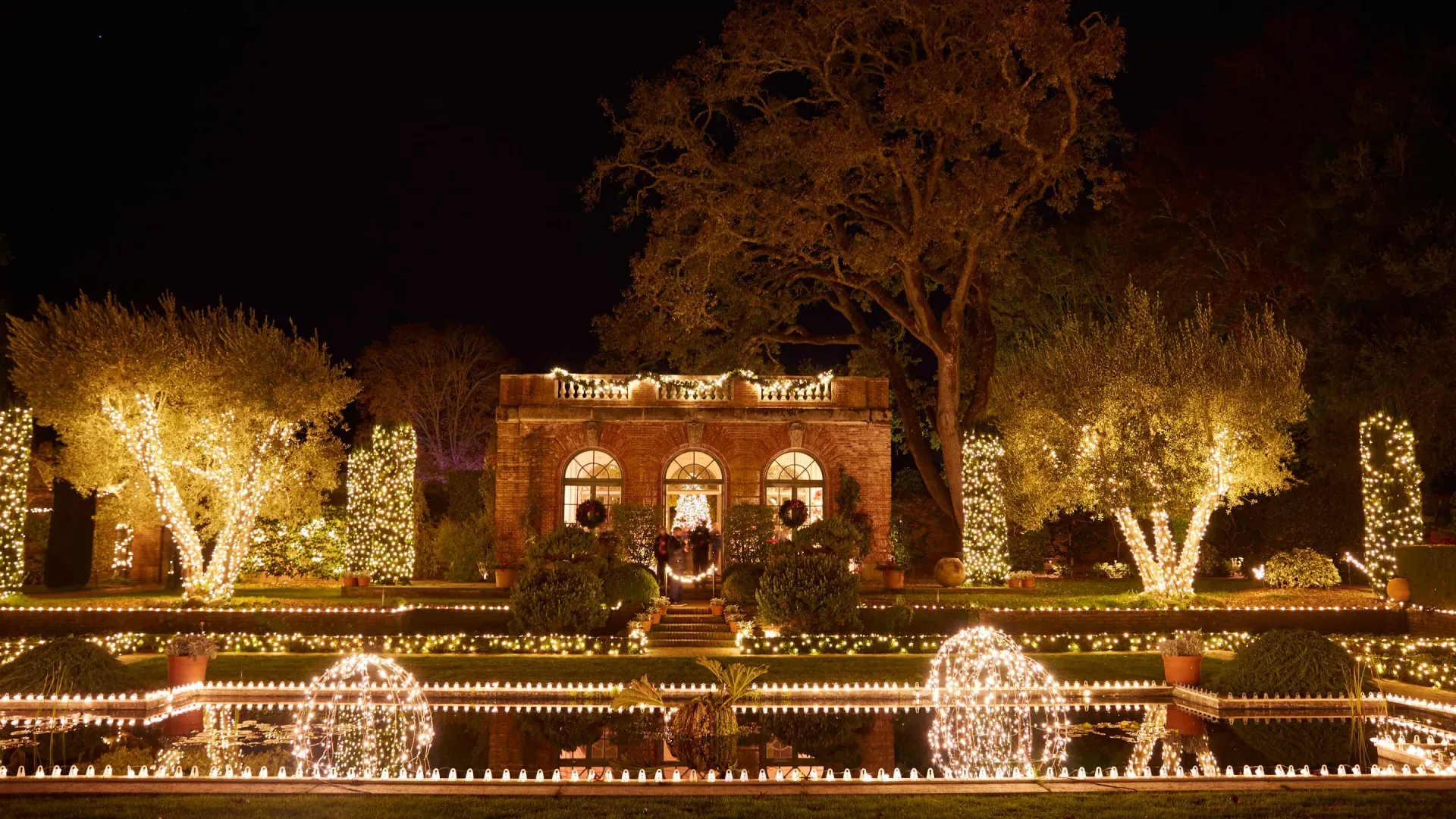 La gran casa señorial está iluminada por luces por la noche