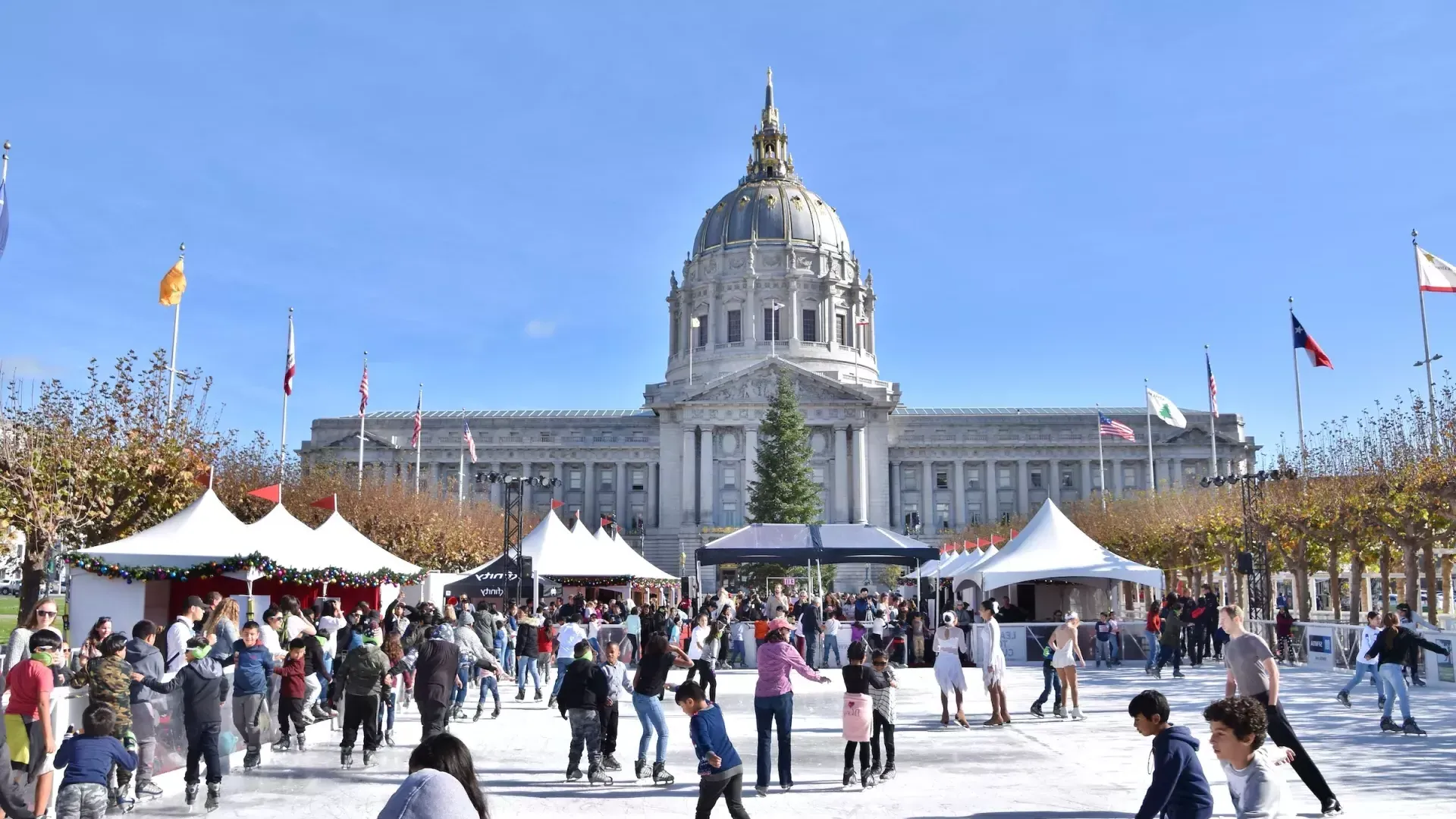 Los patinadores toman el hielo en una de las pistas de temporada de San Francisco.