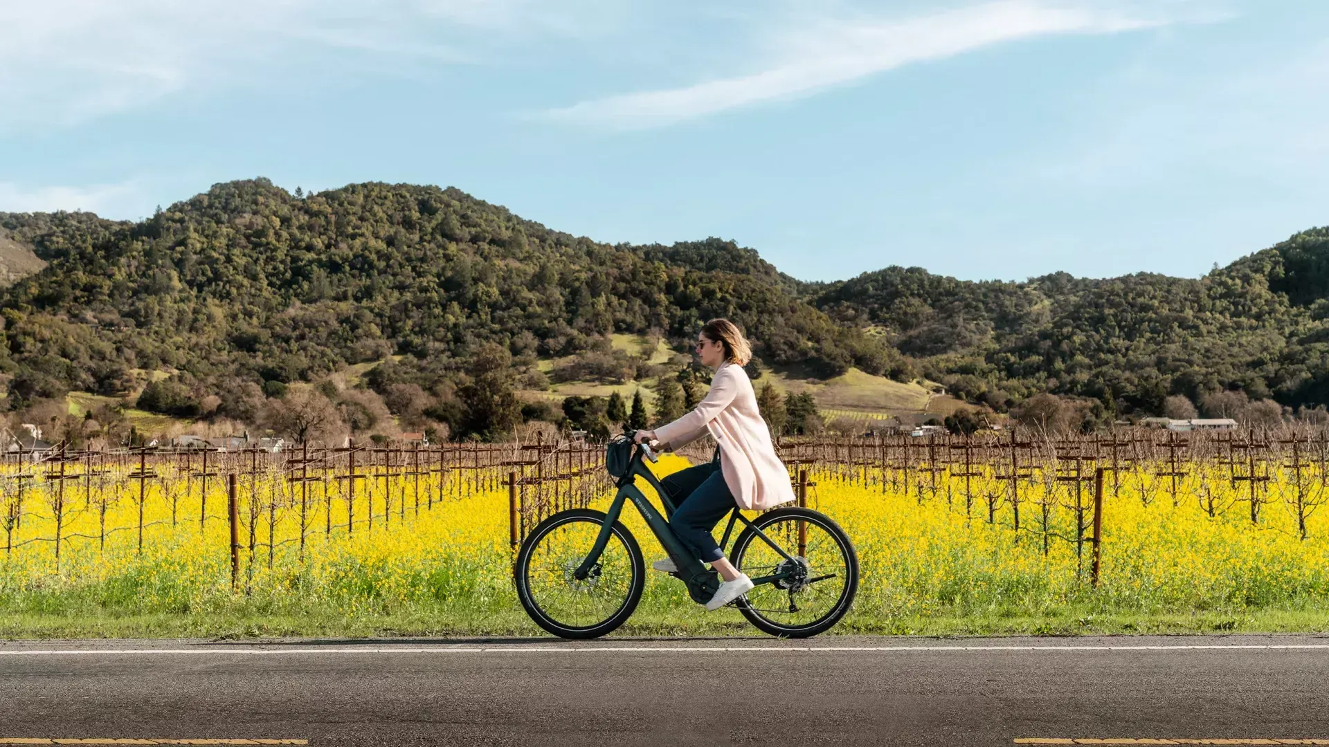 donna che va in bicicletta a Napa